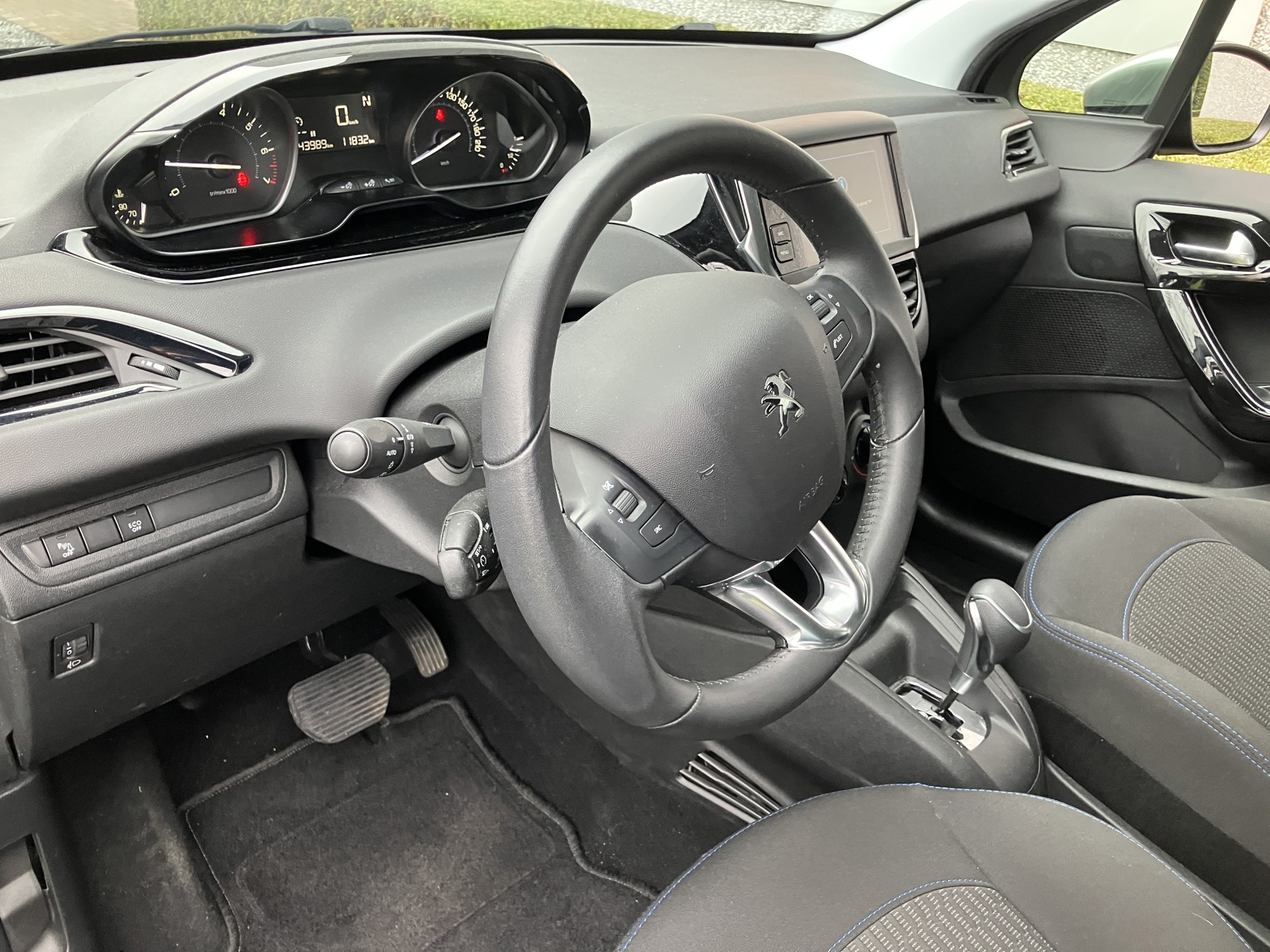 PEUGEOT _208 automatic_4