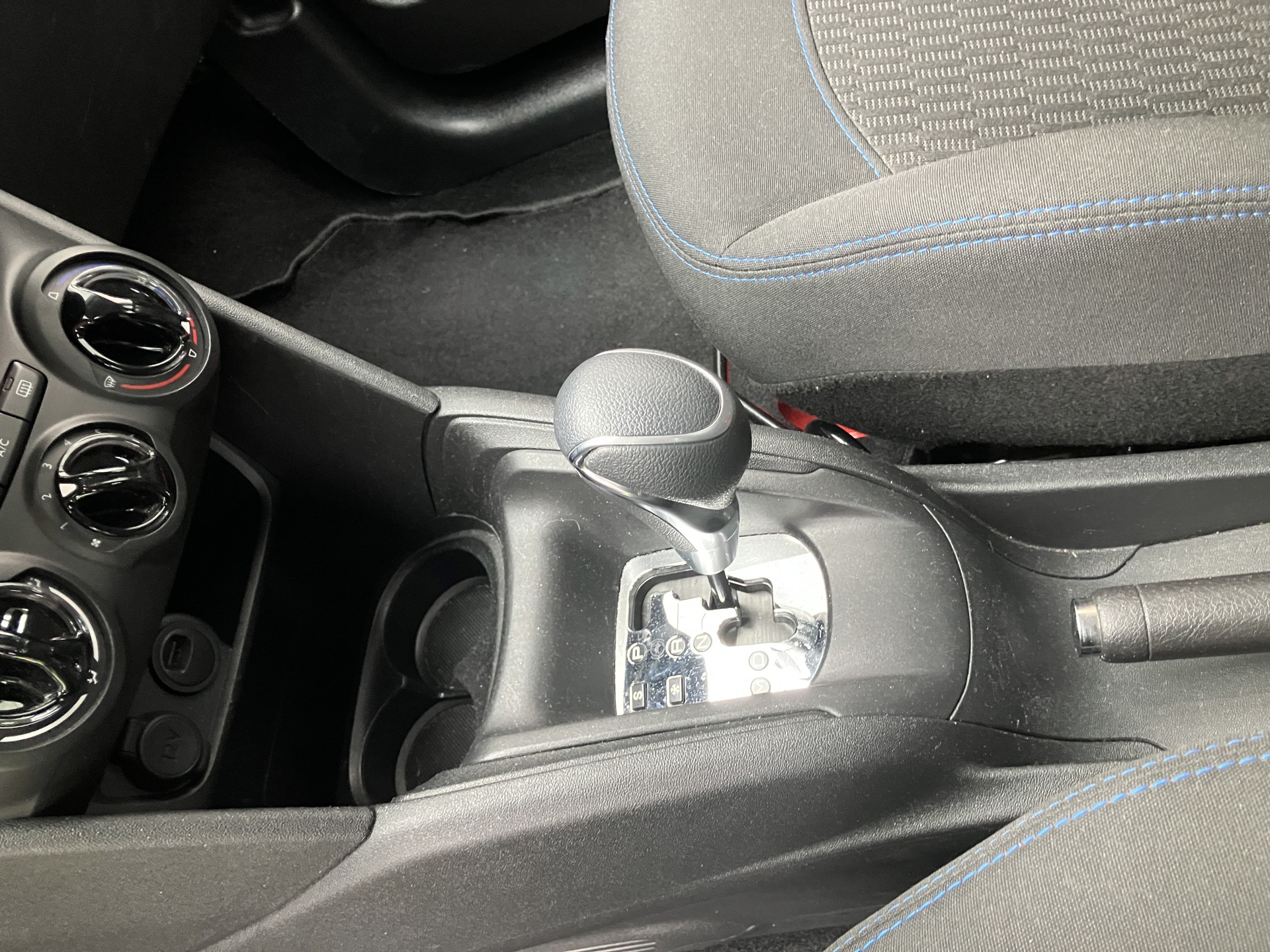 PEUGEOT _208 automatic_6