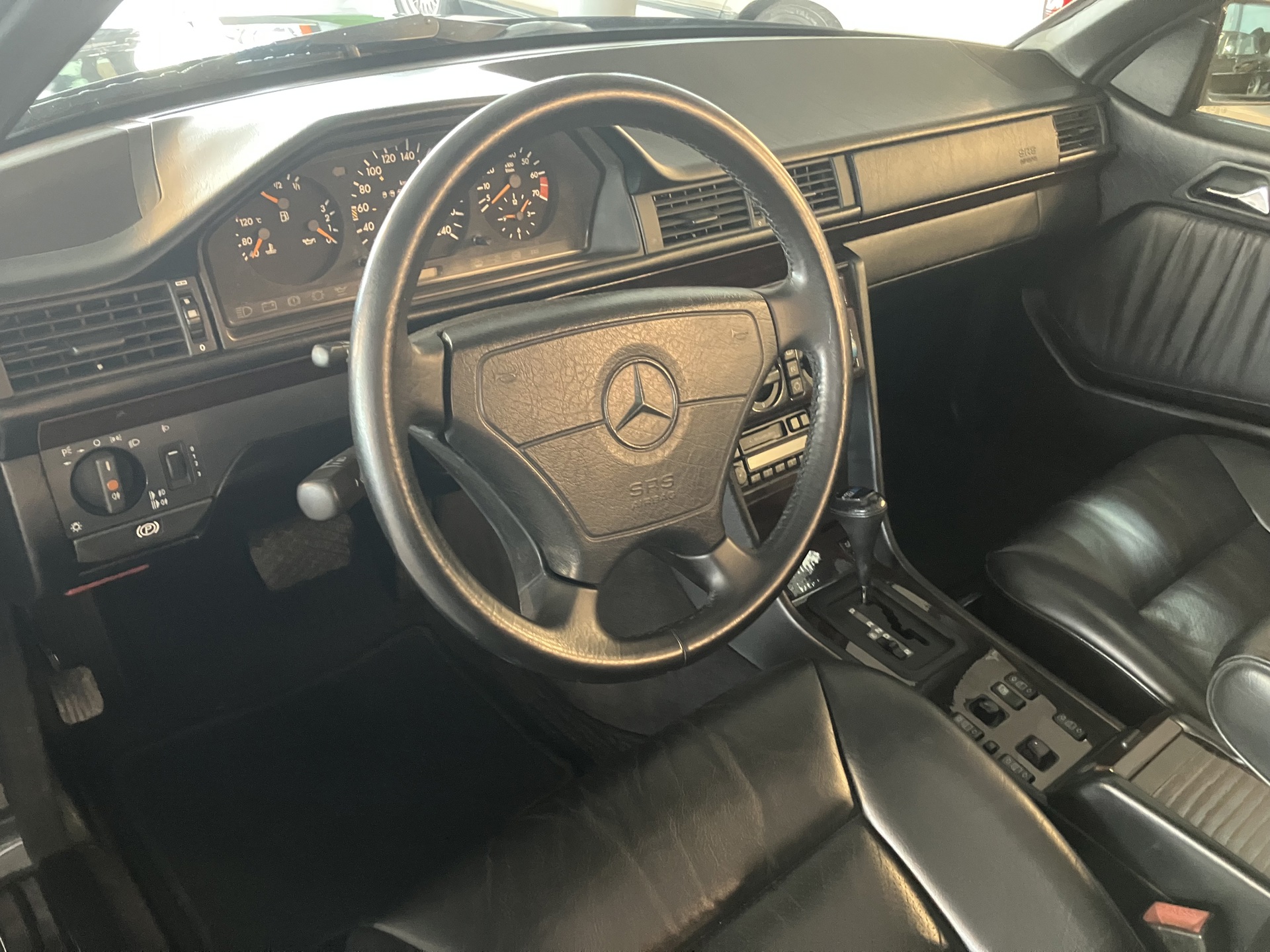 MERCEDES-BENZ_E 220 CABRIO  automatic_12