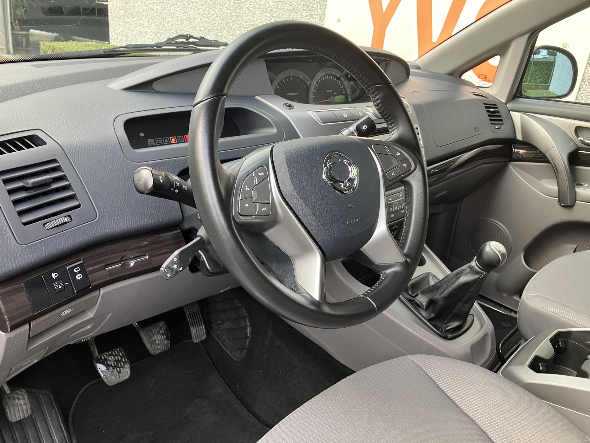 SSANG YONG_rodius  lichte vracht 5 plaatsen_3